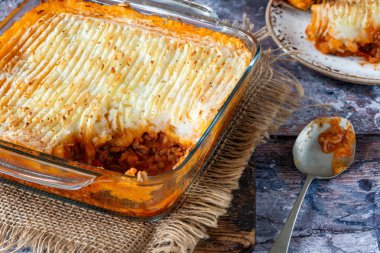 Geleneksel İngiliz çoban turtasının üstüne fırında patates püresi.