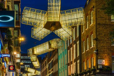 Londra, İngiltere - 15 Kasım 2024: Carnaby Sokağı Noel süsleri. Bu yıl 'Işığa doğru' aydınlatmaları 60.000 enerji tasarruflu LED 'den yapılmış çeşitli heykelsel ışık formlarından oluşuyor.