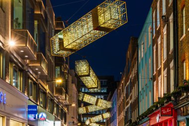 Londra, İngiltere - 15 Kasım 2024: Carnaby Sokağı Noel süsleri. Bu yıl 'Işığa doğru' aydınlatmaları 60.000 enerji tasarruflu LED 'den yapılmış çeşitli heykelsel ışık formlarından oluşuyor.