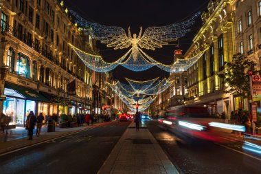 LONDON, İngiltere - 15 Kasım 2024: Regent Streets Christmas ışıkları Noel Ruhu olarak bilinen gösterimde 300.000 parıldayan ışık yer alıyor ve festival sezonunda ikonik bir görüntü sağlıyor
