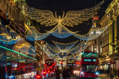 LONDON, İngiltere - 15 Kasım 2024: Regent Streets Noel Işıkları Ruhu olarak bilinen Regent Street, 300.000 yanıp sönen ışık içerir ve festival sezonunda ikonik bir görüntü sağlar