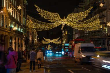 Regents Caddesi, St. James 'te Noel Işıkları 15 Kasım 2024. Güzel Noel süsleri, festival sezonunda binlerce müşteriyi cezbediyor ve turistlerin ilgi odağı haline geliyor..