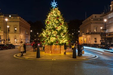 15 Kasım 2024 Sofitel Hotel St. James 'in karşısındaki Waterloo' da güzel bir Noel ağacı kırmızı ve altınla süslenmiştir.