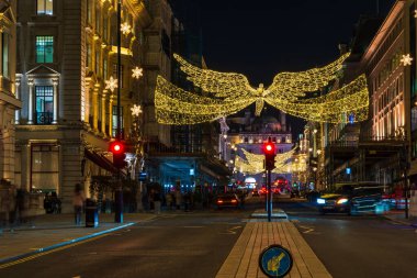 Regents Caddesi, St. James 'te Noel Işıkları 15 Kasım 2024. Güzel Noel süsleri, festival sezonunda binlerce müşteriyi cezbediyor ve turistlerin ilgi odağı haline geliyor..