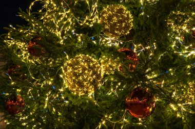 Güzel dekore edilmiş kırmızı ve altın bir Noel ağacına