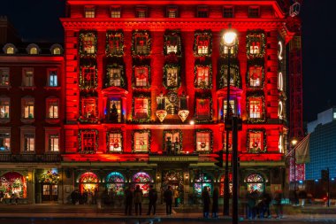LONDON, UK - 15 Kasım 2024: Fortnum ve Mason Noel için dekore edilmiştir. 1707 'de Piccadilly Londra' da William Fortnum ve Hugh Mason tarafından kuruldu.