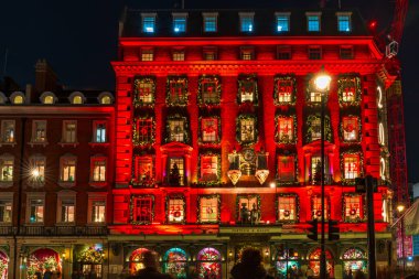 LONDON, UK - 15 Kasım 2024: Fortnum ve Mason Noel için dekore edilmiştir. 1707 'de Piccadilly Londra' da William Fortnum ve Hugh Mason tarafından kuruldu.