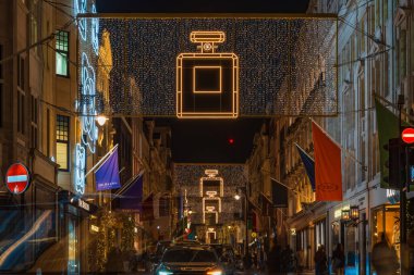 Londra, İngiltere - 15 Kasım 2024: Bond Caddesi 'nde Noel ışıkları. Bu yıl başkentin en lüks alışveriş bölgelerinden birinde Chanel marka ile işbirliği içinde 5 numaralı ikonik şişe bulunuyor.