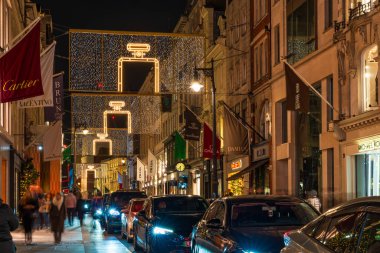 Londra, İngiltere - 15 Kasım 2024: Bond Caddesi 'nde Noel ışıkları. Bu yıl başkentin en lüks alışveriş bölgelerinden birinde Chanel marka ile işbirliği içinde 5 numaralı ikonik şişe bulunuyor.
