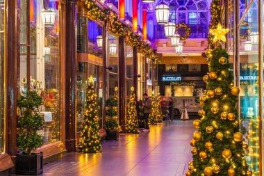 Londra, İngiltere - 15 Kasım 2024 'te Royal Arcade Noel için dekore edilmiştir. Mayfair 'deki Royal Arcade, mimarlar Archer ve Green tarafından tasarlanan Victoria dönemi alışveriş merkezi.