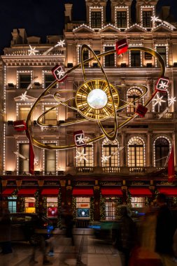 LONDON, İngiltere - 15 Kasım 2024: Londra 'nın West End bölgesindeki New Bond Caddesi' ndeki Cartier amiral gemisi mağazası Noel için dekore edilmiştir. Lüks Fransız butik markası mücevher ve saat üretir ve satar.