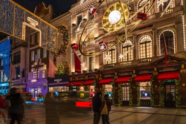 LONDON, İngiltere - 15 Kasım 2024: Londra 'nın West End bölgesindeki New Bond Caddesi' ndeki Cartier amiral gemisi mağazası Noel için dekore edilmiştir. Lüks Fransız butik markası mücevher ve saat üretir ve satar.