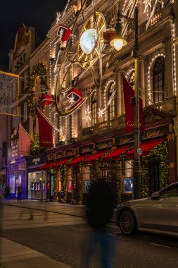 LONDON, İngiltere - 15 Kasım 2024: Londra 'nın West End bölgesindeki New Bond Caddesi' ndeki Cartier amiral gemisi mağazası Noel için dekore edilmiştir. Lüks Fransız butik markası mücevher ve saat üretir ve satar.