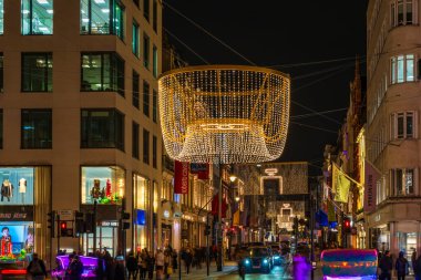 Londra, İngiltere - 15 Kasım 2024: Bond Caddesi 'nde Noel ışıkları. Bu yıl başkentin en lüks alışveriş bölgelerinden birinde Chanel marka ile işbirliği içinde 5 numaralı ikonik şişe bulunuyor.