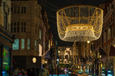 Londra, İngiltere - 15 Kasım 2024: Bond Caddesi 'nde Noel ışıkları. Bu yıl başkentin en lüks alışveriş bölgelerinden birinde Chanel marka ile işbirliği içinde 5 numaralı ikonik şişe bulunuyor.