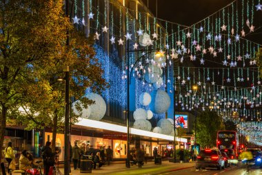 Londra 'da Oxford Caddesi, Noel için sokağın her tarafına parlayan yıldızlar döşenmiş durumda.