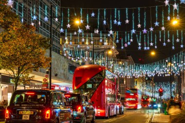 Londra 'da Oxford Caddesi, Noel için sokağın her tarafına parlayan yıldızlar döşenmiş durumda.