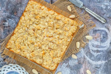 Tosca keki - geleneksel İsveç pastası, üzeri bademlerle kaplı.