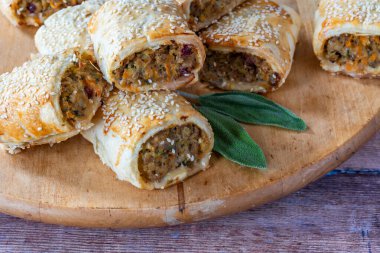 Domuz eti, mercimek ve sebzeli sosisli börek.