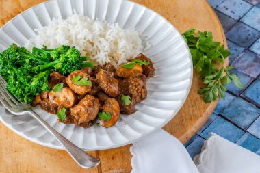 Pirinçli domuz Stroganoff ve bonfile brokoli.