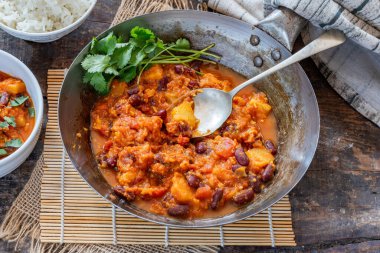 Vejetaryen fasulye ve ananas körisi ve basmati pilavı.