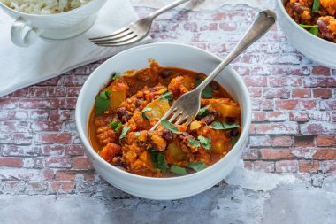 Vejetaryen fasulye ve ananas körisi ve basmati pilavı.