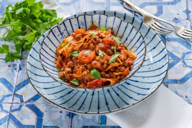 Etsiz Quorn kıymalı vejetaryen lazanya çorbası.