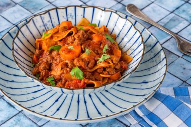 Etsiz Quorn kıymalı vejetaryen lazanya çorbası.