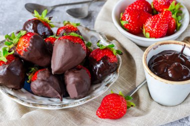 Koyu çikolataya batırılmış taze çilekler.