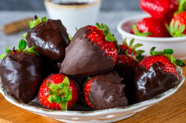 Koyu çikolataya batırılmış taze çilekler.