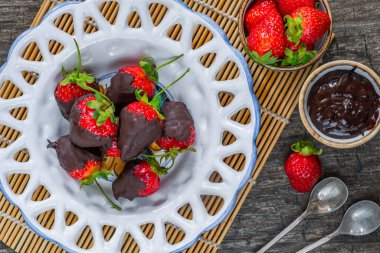 Koyu çikolataya batırılmış taze çilekler.