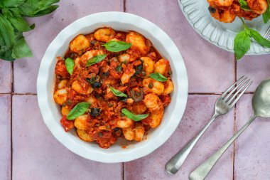 Puttanesca soslu patates gnocchi.