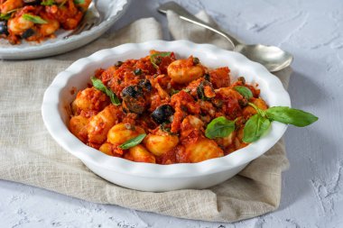 Puttanesca soslu patates gnocchi.