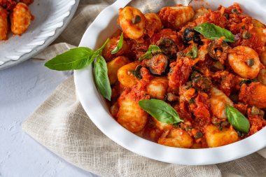 Puttanesca soslu patates gnocchi.