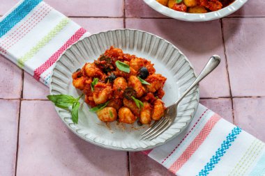 Puttanesca soslu patates gnocchi.