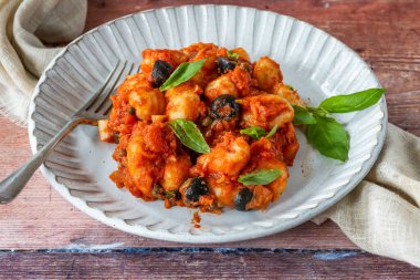 Puttanesca soslu patates gnocchi.