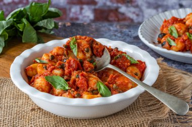 Puttanesca soslu patates gnocchi.