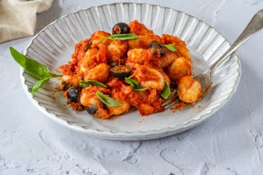 Puttanesca soslu patates gnocchi.