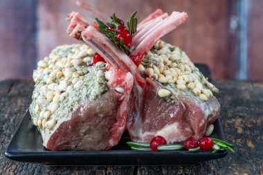 Nane, fesleğen ve çam fıstığı soslu çiğ kuzu pirzolası.