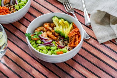 Baharatlı karides, avokado ve kimchi kasesi.