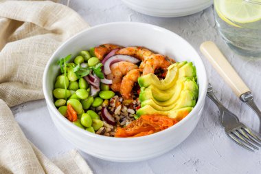 Baharatlı karides, avokado ve kimchi kasesi.