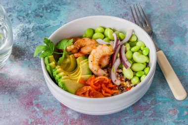 Baharatlı karides, avokado ve kimchi kasesi.