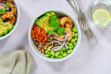 Baharatlı karides, avokado ve kimchi kasesi.