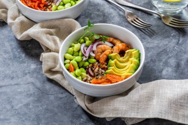 Baharatlı karides, avokado ve kimchi kasesi.