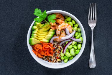 Baharatlı karides, avokado ve kimchi kasesi.