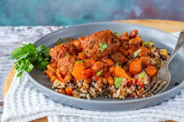 Harissa, köfte ve fasulye güveci.