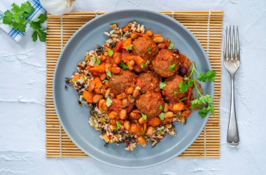 Harissa, köfte ve fasulye güveci.