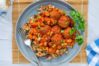 Harissa, köfte ve fasulye güveci.