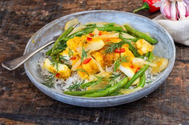 Yeşil fasulye ve pilav ile zencefil ve zerdeçal morinası.