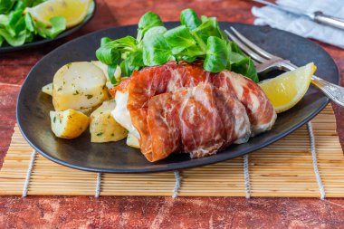 Patatesli tavuk ve yeşil marullu jambon.